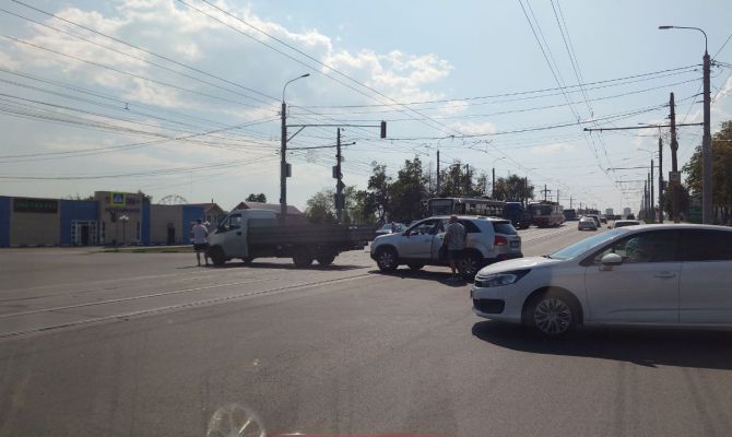 Из-за ДТП на Пролетарском мосту движение трамваев оказалось заблокировано