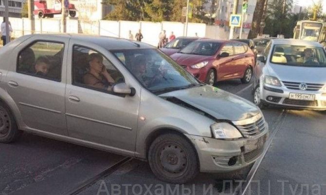 В Туле на перекрестке улиц Марата и Ложевой произошло ДТП