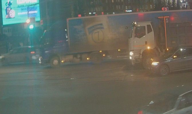 В Туле недалеко от цирка столкнулись КАМАЗ и BMW