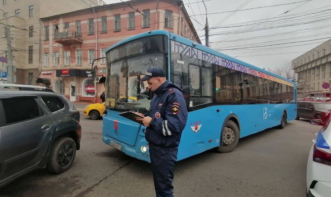 В Туле на пересечении улиц Советской и Ф.Энгельса столкнулись автобус и легковушка