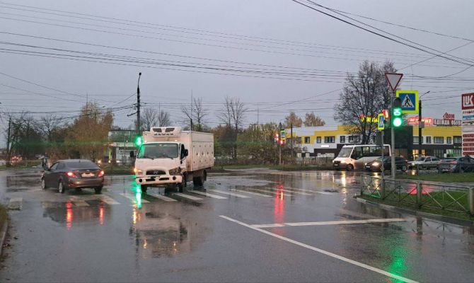 В Туле на Одоевском шоссе грузовик врезался в Chevrolet