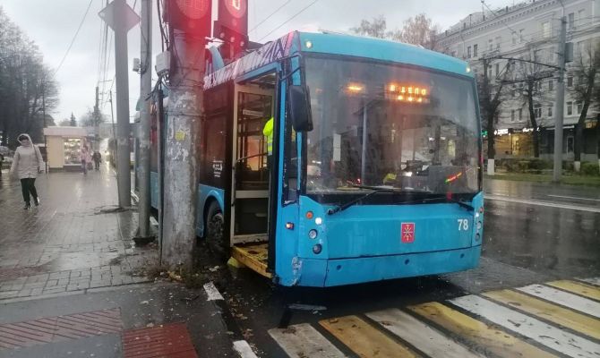 В Туле на остановке «Первомайская» троллейбус зацепил опору ЛЭП