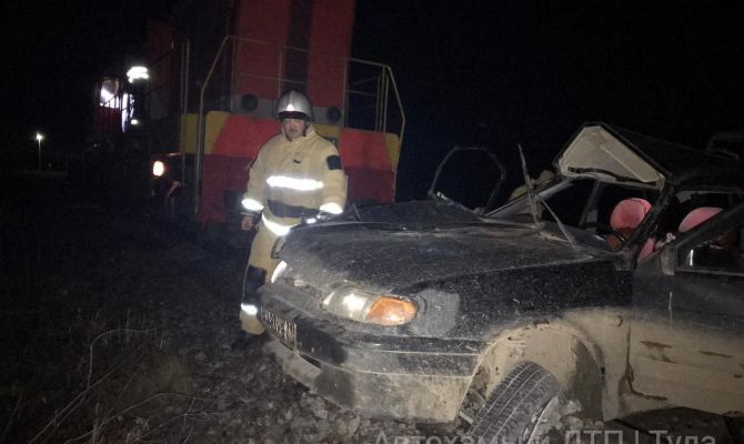 В Тульской области на железнодорожном переезде легковушка попала под поезд