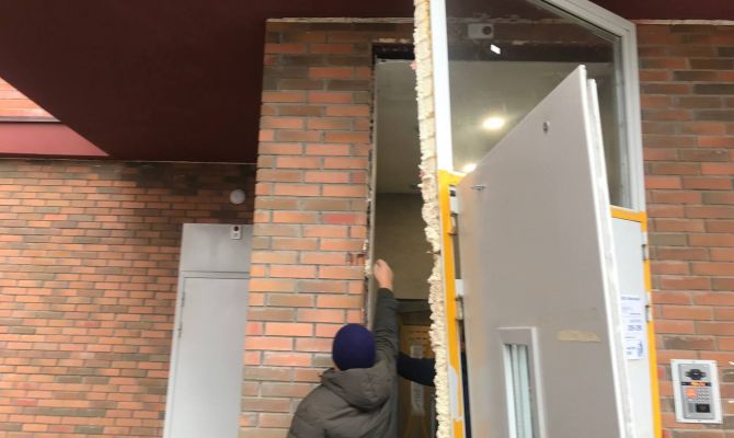 Ручка с магнитом выдержали, коробка нет: в Туле молодые люди выломали дверь подъезда