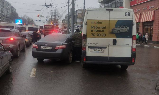 В Туле на ул. Октябрьской столкнулись Toyota с маршруткой