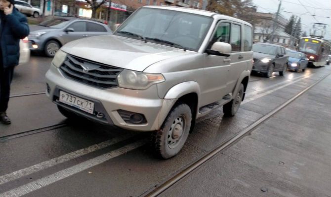 В Туле на улице Советской встали трамваи из-за ДТП на путях