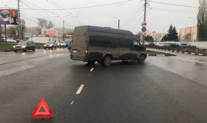 В Туле на пересечении Демидовской плотины и ул. К. Маркса грузовик врезался в маршрутку