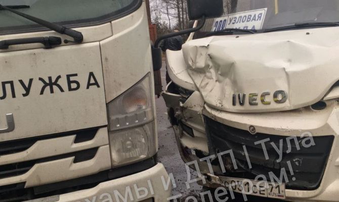 В Тульской области на дороге «Тула - Новомосковск» грузовик врезался в автобус