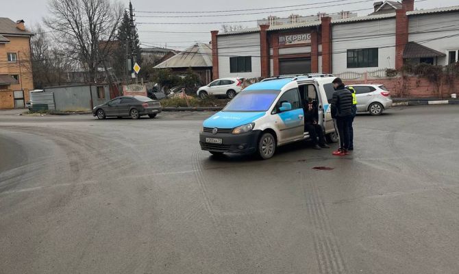 В Туле на улице Чмутова водитель Volkswagen Caddy сбил 64-летнего пешехода