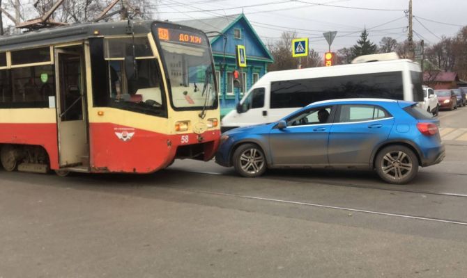 В Туле на перекрестке улиц Оборонной и Льва Толстого Mercedes врезался в трамвай