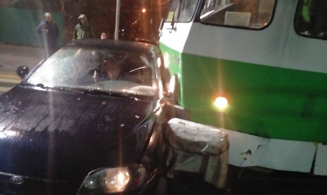 В Туле на пересечении улиц Шевченко и Руднева столкнулись трамвай и KIA