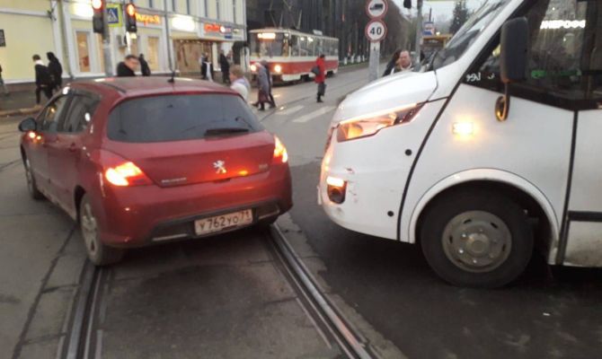 В Туле на трамвайных путях на перекрестке улиц Советской и Ф.Энгельса столкнулись машины