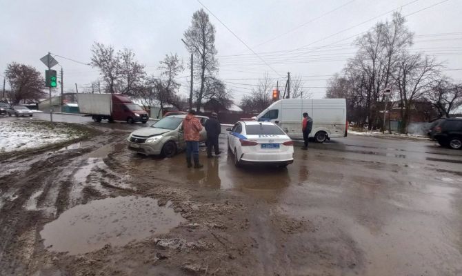 В Туле на улице Волкова столкнулись «ГАЗель» и Renault Sandero