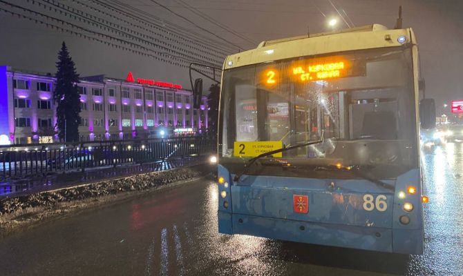 В Туле на остановке напротив Оружейного завода столкнулись троллейбус с автобусом