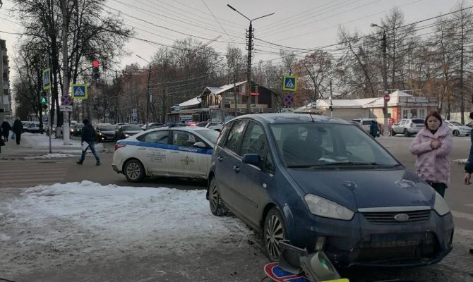 В Туле на улице Жаворонкова Ford врезался в опору светофора и вылетел на тротуар