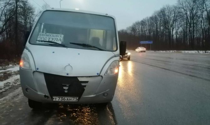 В Туле на Новомосковском шоссе у пассажирского автобуса слетело колесо