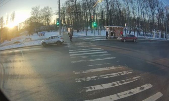 В Туле в районе остановки «Комсомольский парк» столкнулись две легковушки