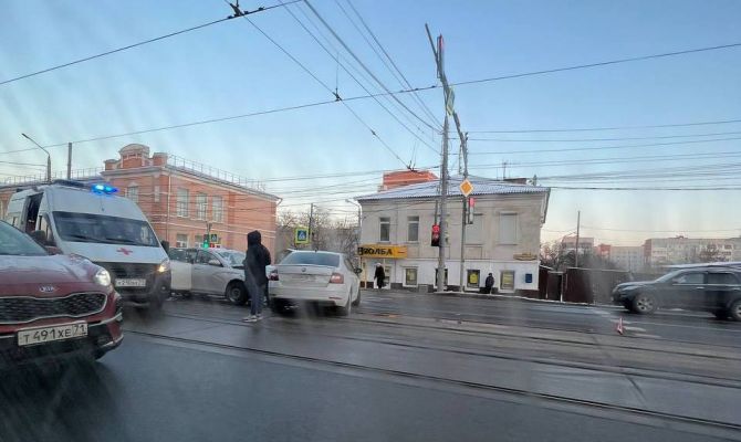 В ДТП на ул. Октябрьской в Туле пострадали женщина и 3-летний ребенок