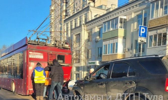 В Туле на ул. Октябрьской произошло тройное ДТП с троллейбусом