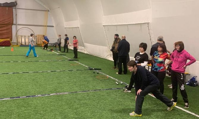 Туляков бесплатно учат играть в петанк и бочче