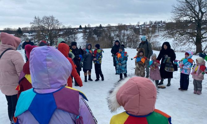В Ясной Поляне сожгли метровое чучело Масленицы
