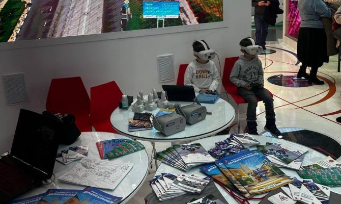 На стенде Тульской области на выставке "Россия" детей научили поведению на дороге с помощью VR-очков