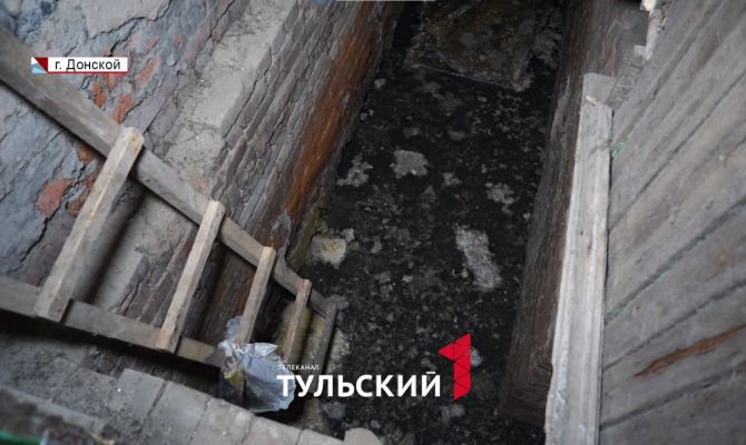 Подвалы пяти многоэтажек в Донском уже 3 месяца заливает нечистотами