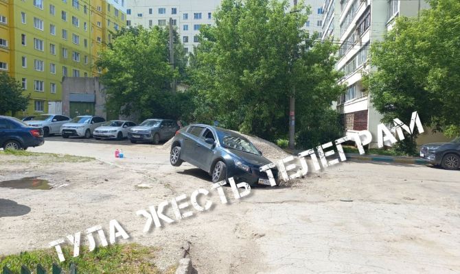 В Туле автомобиль провалился в канализационный люк