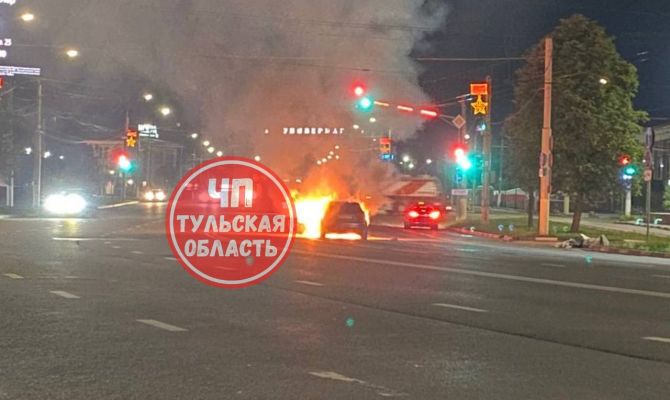 Ночью в Туле на улице Мосина сгорел автомобиль