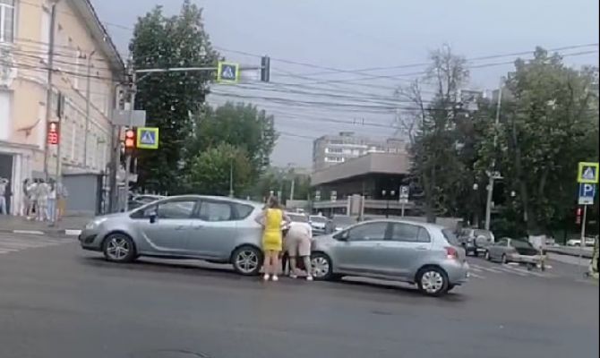 В Туле на перекрестке проспекта Ленина и улицы Пушкинской произошло ДТП