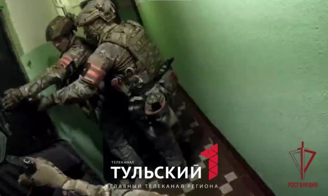 Появились кадры задержания налетчиков на ювелирный магазин в Узловой