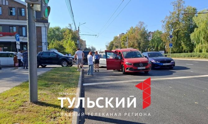 В Туле три машины не поделили дорогу на пересечении улиц Дмитрия Ульянова и Революции