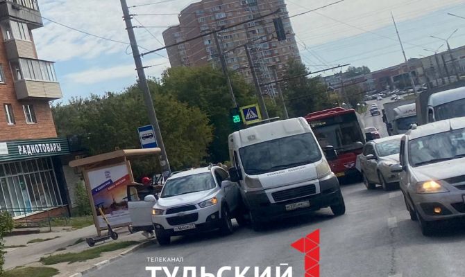 В Туле маршрутка не вписалась в поворот и задела «Chevrolet»