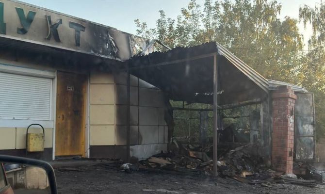 В тульском поселке Косая Гора сгорела торговая палатка