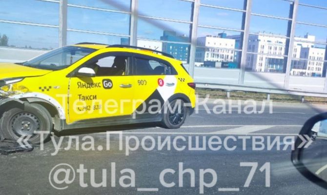 В Туле возле онкоцентра машина такси попала в ДТП