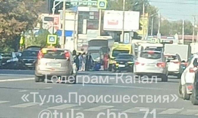На улице Фрунзе в Туле мужчина попал под колеса иномарки