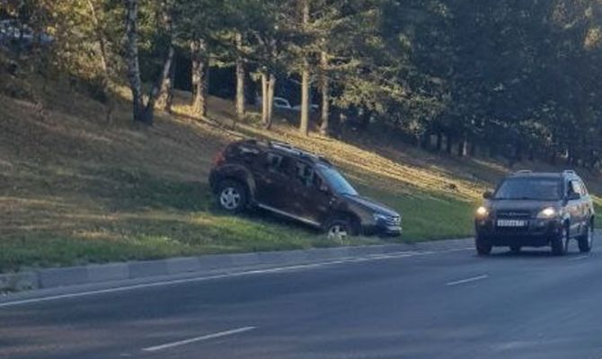 В Туле на Калужском шоссе укатился внедорожник