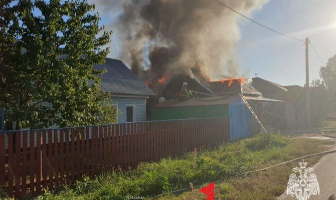 В Щекине на улице Комсомольской загорелся дом