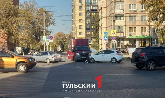 В Туле на перекрестке Лейтейзена и Сойфера произошло тройное ДТП
