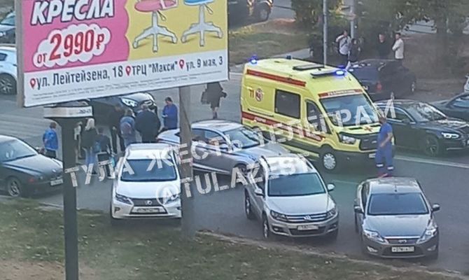 На улице Лейтейзена в Туле сбили девушку на самокате