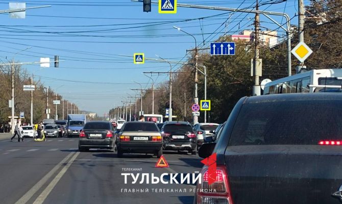 У остановки "Педагогический университет" в Туле произошло массовое ДТП
