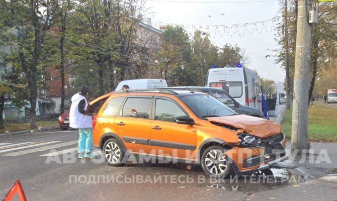 В Туле на перекрестке улиц Кирова и Глинки "Хендай" столкнулся с "Ладой"
