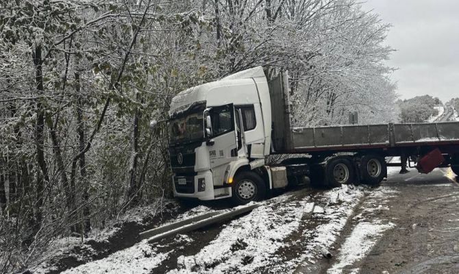 По дороге в Щекино грузовик съехал в кювет и перегородил дорогу