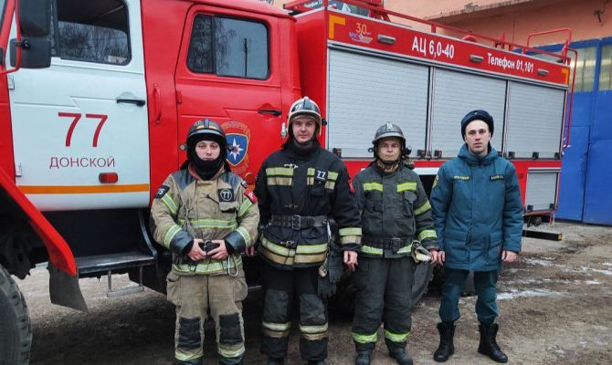 Сотрудники МЧС спасли собаку из затопленного подвала в Донском