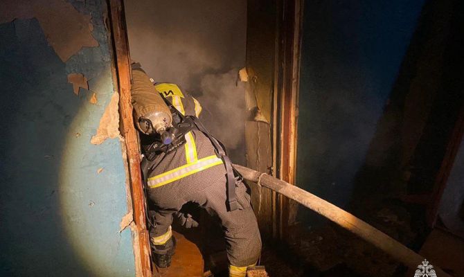 В Туле 10 пожарных тушили загоревшийся мусор в доме