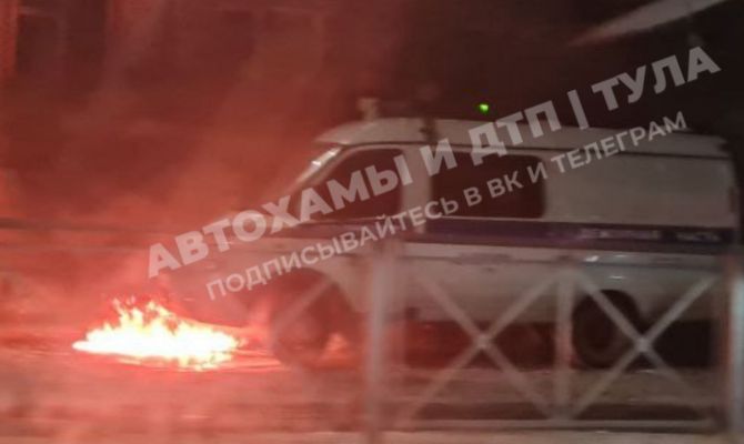 На улице Староникитской в Туле загорелась полицейская машина