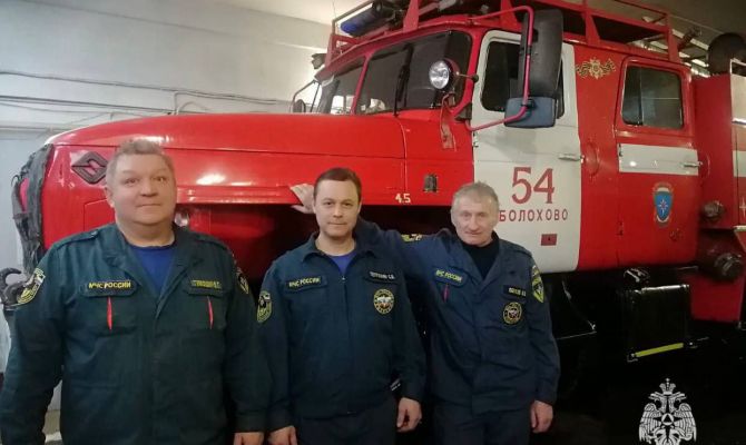 Тульские пожарные спасли собаку из канализационного люка