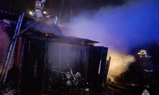 10 пожарных тушили загоревшуюся баню в Дубенском районе