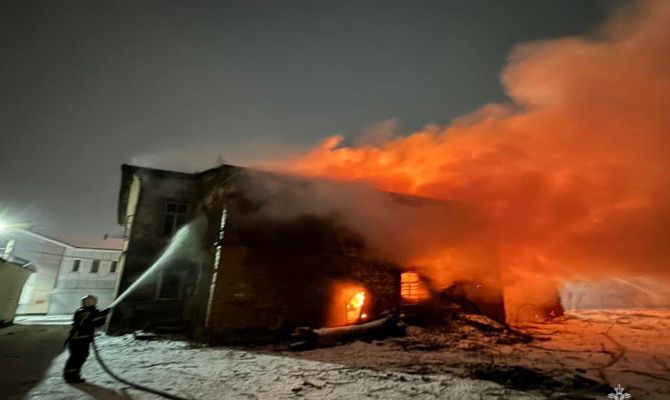 В Туле горело брошенное здание, в Алексине – мини-погрузчик