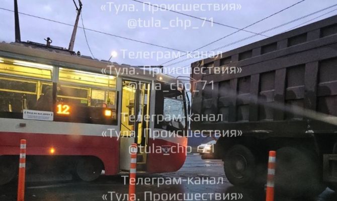 В Туле на проспекте Ленина трамвай столкнулся с грузовиком: есть пострадавшие